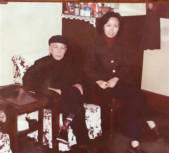 郑逸梅（左）与其孙女郑有慧